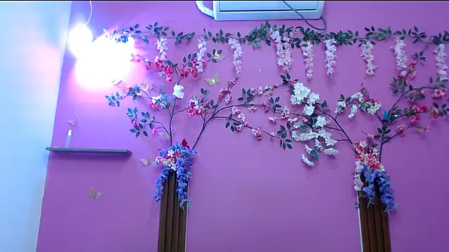 skinnysofia18 online show from April 26, 2026, 1:41 pm