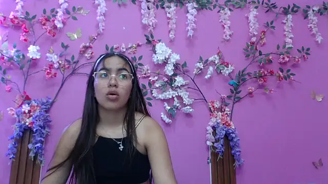 skinnysofia18 online show from February 14, 2026, 1:11 pm