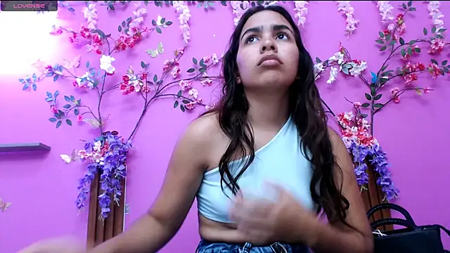 skinnysofia18 online show from June 18, 2026, 2:11 pm