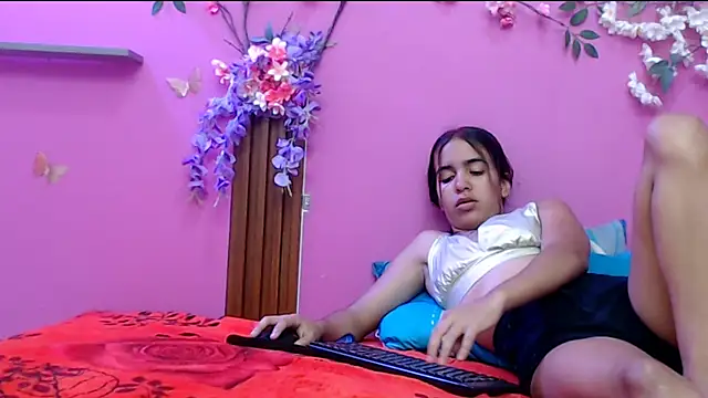 Snapshot of skinnysofia18 chatting on September 27, 2025, 1:39 pm skinnysofia18 online show from September 27, 2025, 1:39 pm