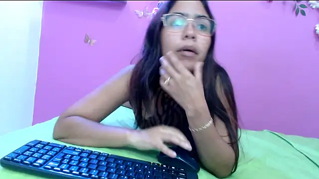 skinnysofia18 online show from April 25, 2026, 2:25 pm