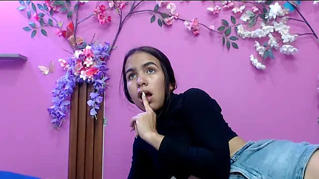 Snapshot of skinnysofia18 chatting on November 17, 2025, 1:26 pm skinnysofia18 online show from November 17, 2025, 1:26 pm