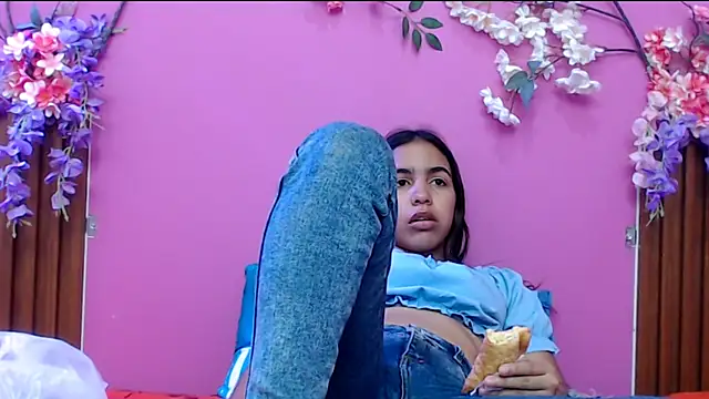 Snapshot of skinnysofia18 chatting on September 13, 2025, 1:11 pm skinnysofia18 online show from September 13, 2025, 1:11 pm