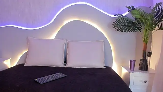 CannelaSmith online show from February 4, 2026, 7:42 pm