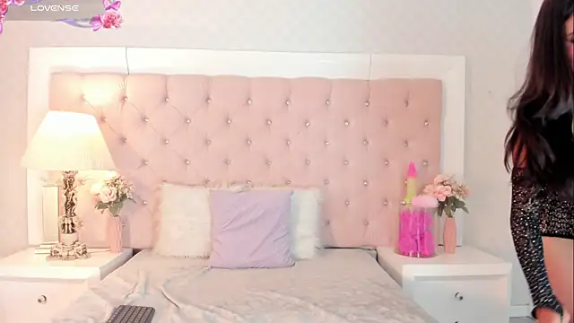 Snapshot of CaterinaRomano chatting on November 8, 2025, 2:53 pm CaterinaRomano online show from November 8, 2025, 2:53 pm