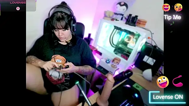 Snapshot of PinkDenial chatting on December 4, 2025, 4:33 am PinkDenial online show from December 4, 2025, 4:33 am