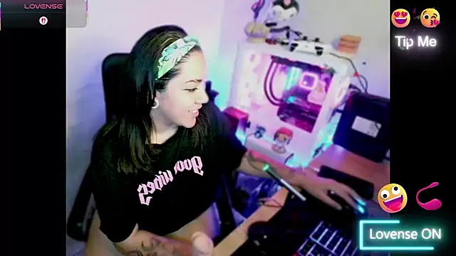 Snapshot of PinkDenial chatting on November 5, 2025, 3:42 am PinkDenial online show from November 5, 2025, 3:42 am