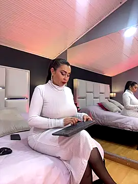 Samantha Milf   online show from October 12, 2025, 11:11 am