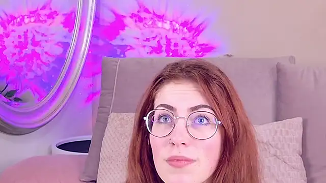 CaitlinMoon online show from December 16, 2025, 4:06 am