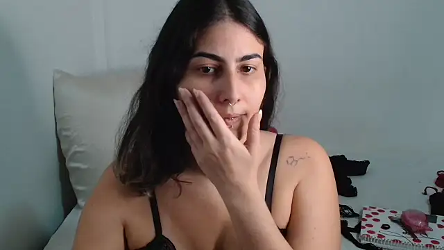 Snapshot of ApenasLys chatting on October 15, 2025, 3:20 pm ApenasLys online show from October 15, 2025, 3:20 pm