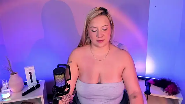 Snapshot of hollie_joliie chatting on January 13, 2026, 12:09 pm hollie joliie online show from January 13, 2026, 12:09 pm