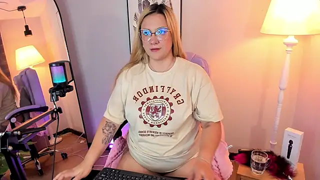 Snapshot of hollie_joliie chatting on February 23, 2026, 12:50 pm hollie joliie online show from February 23, 2026, 12:50 pm