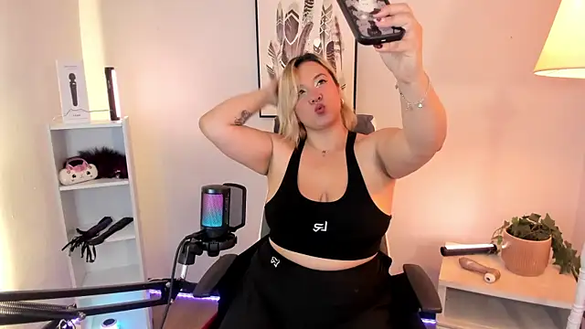 Snapshot of hollie_joliie chatting on March 2, 2026, 12:34 pm hollie joliie online show from March 2, 2026, 12:34 pm