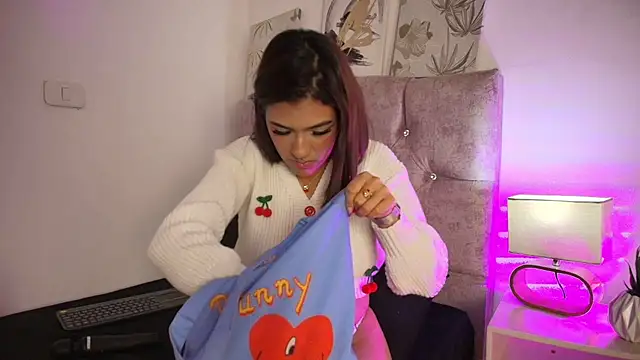 Snapshot of Dulce_Bella_ chatting on January 6, 2026, 3:32 am Dulce Bella online show from January 6, 2026, 3:32 am