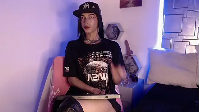 Snapshot of Trinity_Knox chatting on October 20, 2025, 3:56 pm Trinity Knox online show from October 20, 2025, 3:56 pm