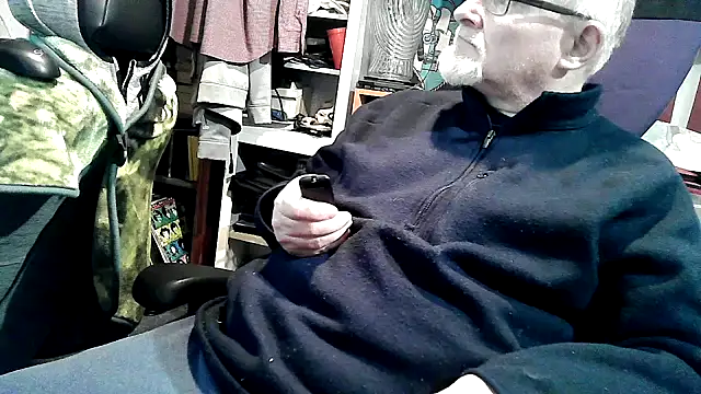 Snapshot of georgew62 chatting on December 14, 2025, 1:45 am georgew62 online show from December 14, 2025, 1:45 am