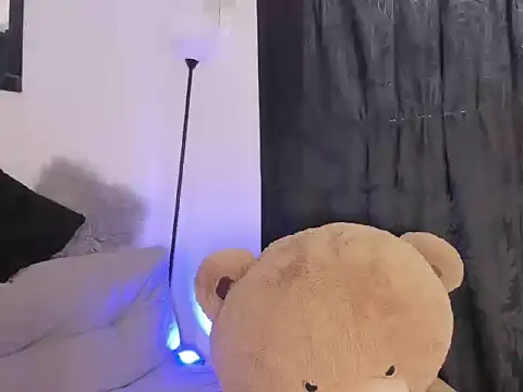 Snapshot of Elyross1_ chatting on October 12, 2025, 9:38 pm Elyross1 online show from October 12, 2025, 9:38 pm