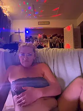 Goldenndoll online show from September 13, 2025, 5:51 am