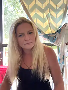 Goldenndoll online show from October 5, 2025, 5:03 pm