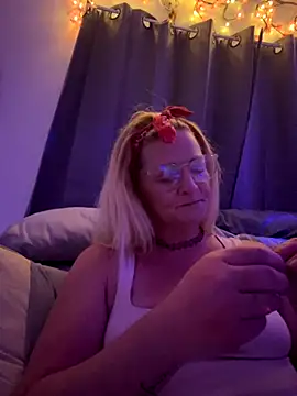 Goldenndoll online show from September 27, 2025, 9:04 am