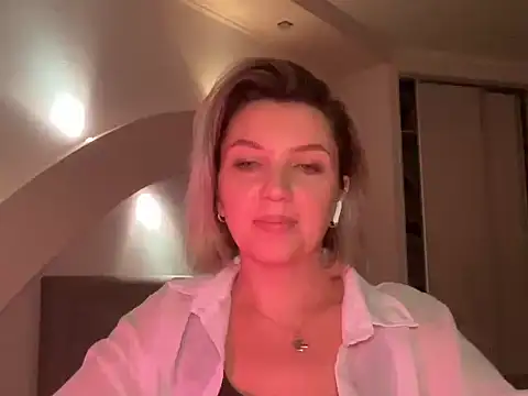 Snapshot of Fravelle chatting on November 1, 2025, 5:40 pm Fravelle online show from November 1, 2025, 5:40 pm