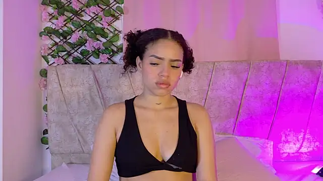 LaraGiil online show from November 7, 2025, 1:15 pm