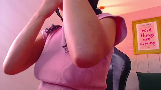 Snapshot of bella_vibess_s chatting on November 8, 2025, 8:34 pm bella vibess s online show from November 8, 2025, 8:34 pm