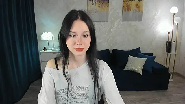 Snapshot of VioletHarme chatting on April 16, 2026, 11:44 am VioletHarme online show from April 16, 2026, 11:44 am