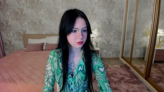 Snapshot of VioletHarme chatting on April 12, 2026, 3:43 am VioletHarme online show from April 12, 2026, 3:43 am