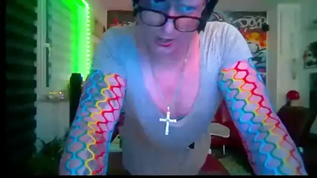 Snapshot of hellgirl1980 chatting on May 8, 2026, 7:50 pm hellgirl1980 online show from May 8, 2026, 7:50 pm