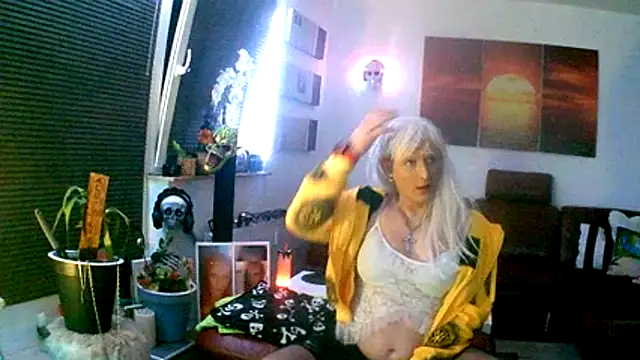 Snapshot of hellgirl1980 chatting on November 28, 2025, 9:48 pm hellgirl1980 online show from November 28, 2025, 9:48 pm