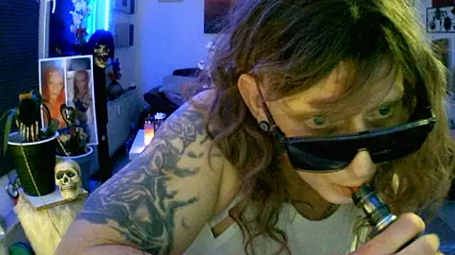 Snapshot of hellgirl1980 chatting on November 5, 2025, 10:46 pm hellgirl1980 online show from November 5, 2025, 10:46 pm