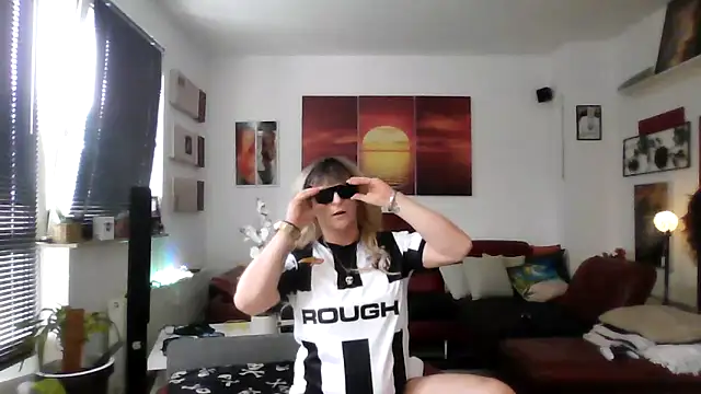 Snapshot of hellgirl1980 chatting on October 9, 2025, 2:06 pm hellgirl1980 online show from October 9, 2025, 2:06 pm