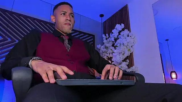 Snapshot of B_Wild chatting on December 17, 2025, 3:55 am B Wild online show from December 17, 2025, 3:55 am