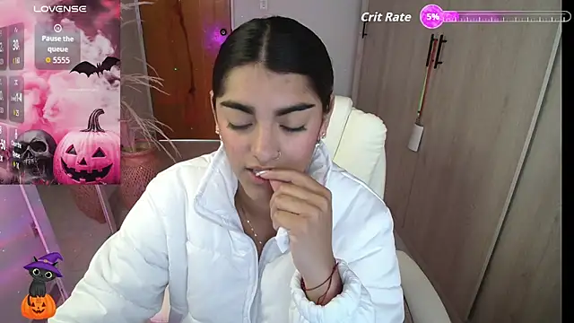 Snapshot of amarasilk_ chatting on November 6, 2025, 2:43 pm amarasilk online show from November 6, 2025, 2:43 pm