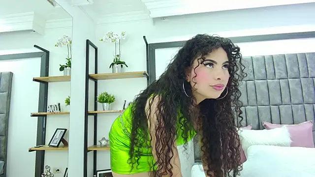 Skyler Fox  online show from September 16, 2025, 7:59 pm