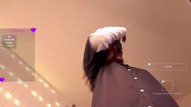 Snapshot of GiuliaCash chatting on December 5, 2025, 11:20 am GiuliaCash online show from December 5, 2025, 11:20 am