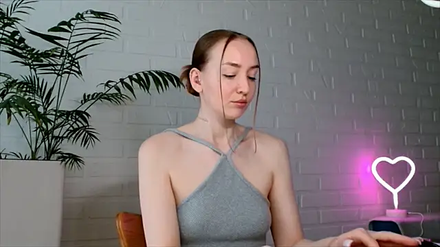 WhitePrincessLuna online show from June 19, 2026, 1:06 pm