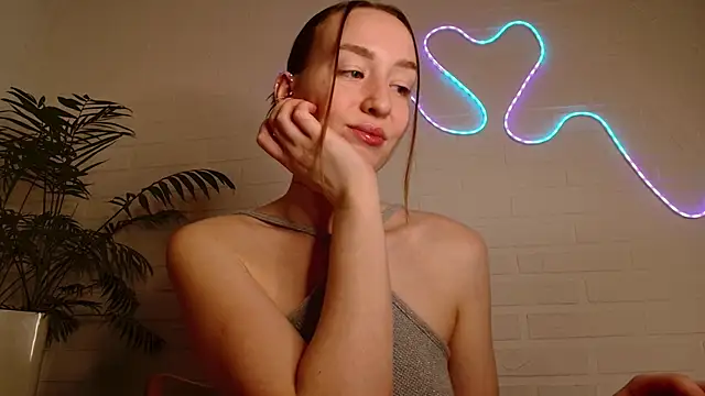 Snapshot of WhitePrincessLuna chatting on March 6, 2026, 4:13 pm WhitePrincessLuna online show from March 6, 2026, 4:13 pm