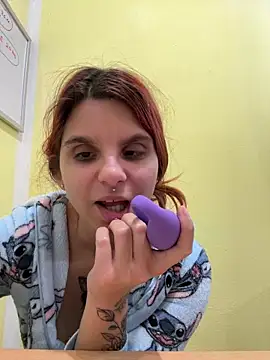 Snapshot of Brutecia2002 chatting on December 22, 2025, 11:32 am Brutecia2002 online show from December 22, 2025, 11:32 am