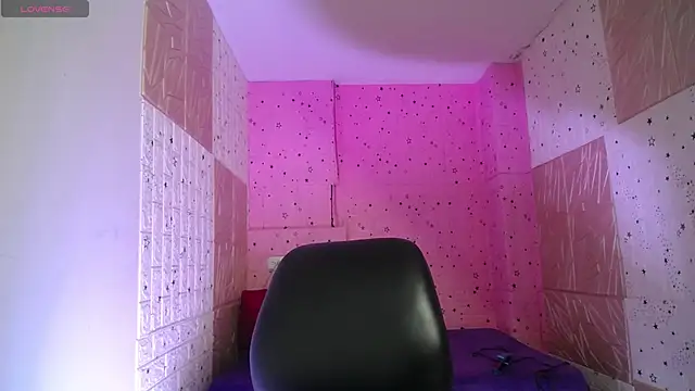 Snapshot of emmydurant chatting on November 3, 2025, 8:01 pm emmydurant online show from November 3, 2025, 8:01 pm