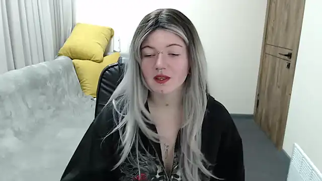 Snapshot of Nika_Snow chatting on October 18, 2025, 8:05 am Nika Snow online show from October 18, 2025, 8:05 am