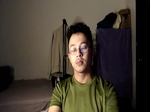 Snapshot of itsyour_Asianboy15 chatting on April 14, 2026, 2:44 pm itsyour Asianboy15 online show from April 14, 2026, 2:44 pm