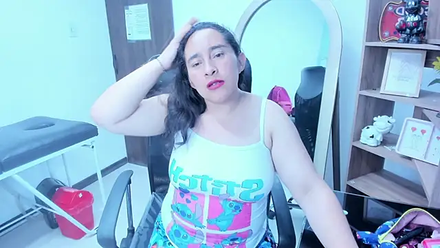 Snapshot of LeilaSmith_ chatting on May 27, 2026, 12:01 pm LeilaSmith online show from May 27, 2026, 12:01 pm