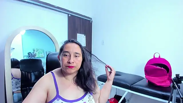 Snapshot of LeilaSmith_ chatting on May 11, 2026, 12:17 pm LeilaSmith online show from May 11, 2026, 12:17 pm