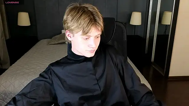 LouieEvans online show from October 28, 2025, 8:52 pm