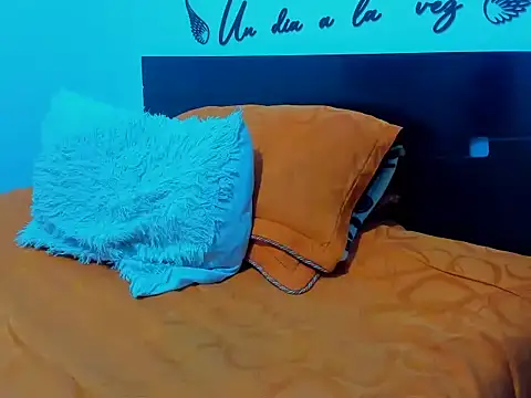 Snapshot of Allison_21_ chatting on October 22, 2025, 4:23 am Allison 21 online show from October 22, 2025, 4:23 am