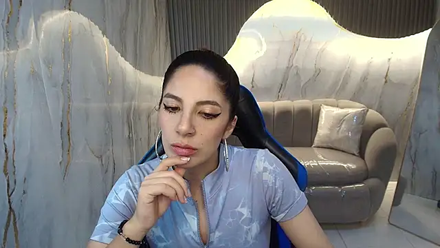 nadia r  online show from July 18, 2026, 7:44 pm