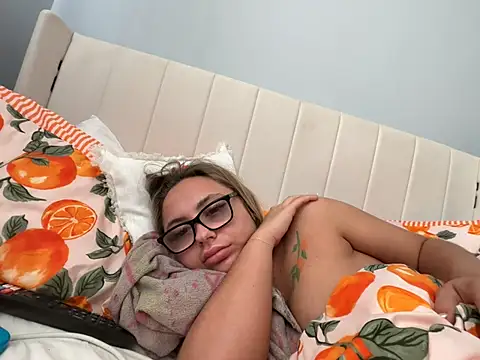 Snapshot of petitelucyXoxx chatting on May 9, 2026, 7:34 am petitelucyXoxx online show from May 9, 2026, 7:34 am