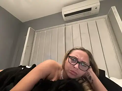 Snapshot of petitelucyXoxx chatting on May 3, 2026, 7:28 pm petitelucyXoxx online show from May 3, 2026, 7:28 pm
